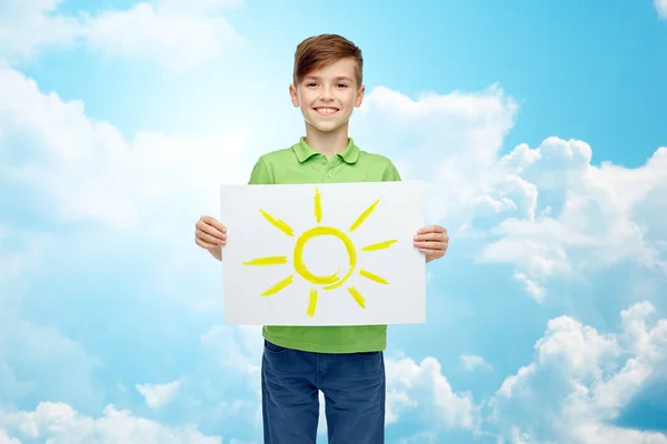 Niño feliz sosteniendo el dibujo o la imagen del sol — Foto de Stock