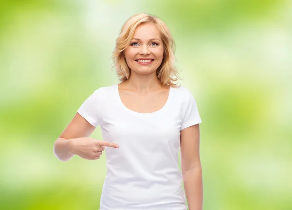 Femme souriante en t-shirt blanc pointant vers elle-même — Photo