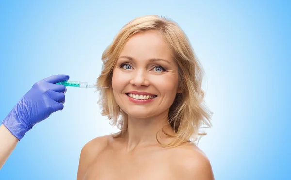 Cara de mulher feliz e mão esteticista com seringa — Fotografia de Stock