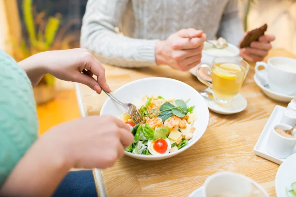 Stäng upp vänner äter middag på restaurang — Stockfoto