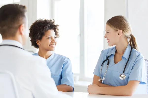 Groupe de médecins heureux réunion au bureau de l'hôpital — Photo