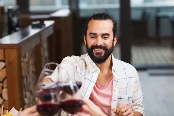 Szczęśliwy człowiek sakiewkach brzęczały kieliszek wina w restauracji — Zdjęcie stockowe