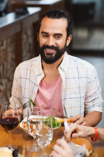 Homem feliz jantando no restaurante — Fotografia de Stock