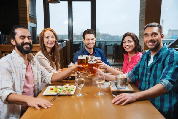 Amis manger et boire de la bière au restaurant — Photo