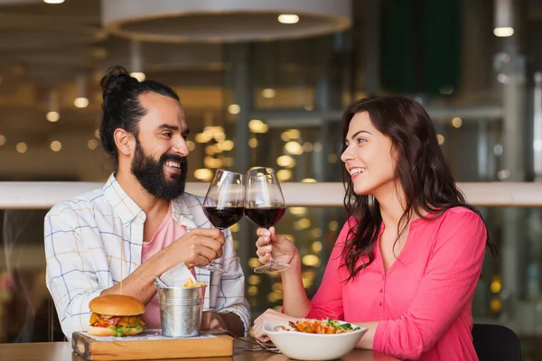 Gelukkige paar dineren en drinken wijn op restaurant — Stockfoto