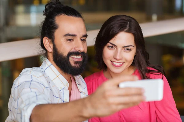 Para przy selfie przez smartphone w restauracji — Zdjęcie stockowe