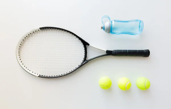 Nahaufnahme von Tennisschläger mit Bällen und Flasche — Stockfoto