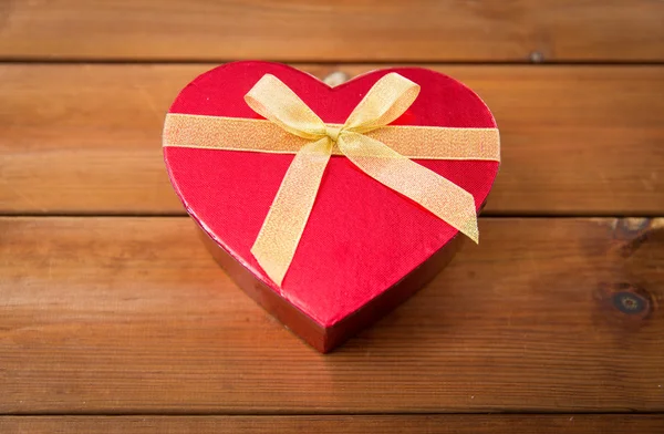 Primer plano de la caja de regalo en forma de corazón en madera —  Fotos de Stock