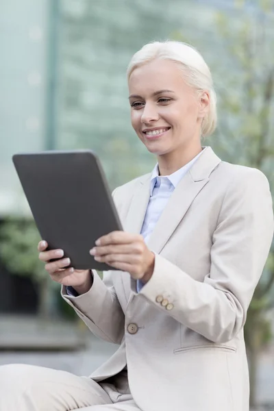 Femme d'affaires souriante avec tablette PC à l'extérieur — Photo