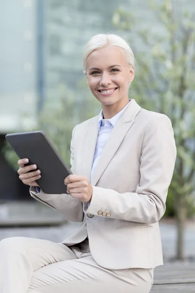 Donna d'affari sorridente con tablet pc all'aperto — Foto Stock