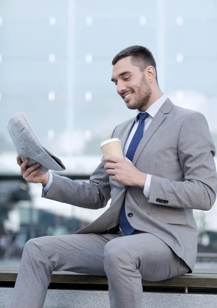 Jovem empresário com café e jornal — Fotografia de Stock