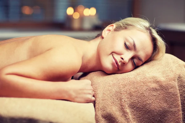 Jeune femme couchée sur une table de massage au spa — Photo