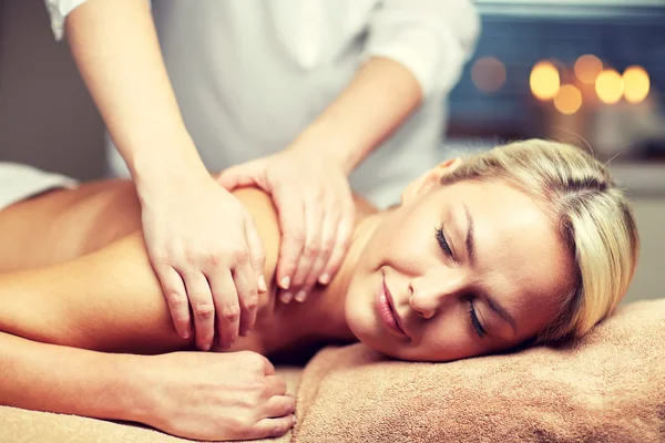 Крупним планом жінка лежить і масаж в спа-центрі — стокове фото