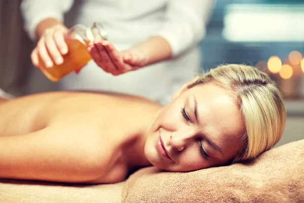 Close up de mulher deitada na mesa de massagem no spa — Fotografia de Stock