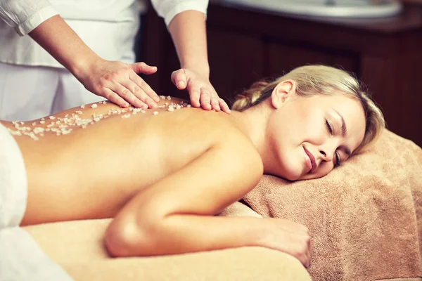 Närbild av kvinnan ligger och har massage i spa — Stockfoto