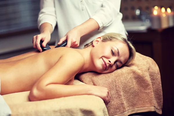 Zamknij się z kobieta o masaż gorącymi kamieniami w spa — Zdjęcie stockowe