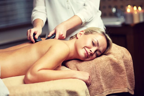 Close up de mulher fazendo massagem de pedra quente no spa — Fotografia de Stock