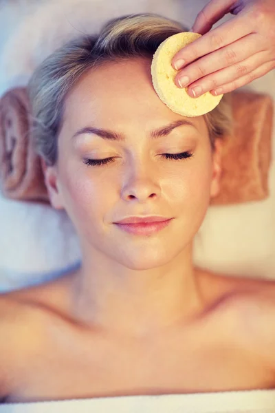 Close up van vrouw met gezicht massage in de spa — Stockfoto