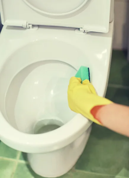 Close-up van de hand met wasmiddel toilet schoonmaken — Stockfoto