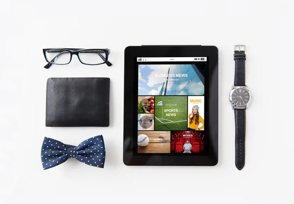 Tablet pc met webtoepassingen en persoonlijke spullen — Stockfoto