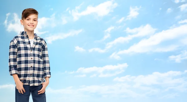 Garçon souriant en chemise à carreaux et jeans — Photo