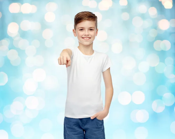 Щасливий хлопчик у білій футболці вказуючи пальцем до вас — стокове фото