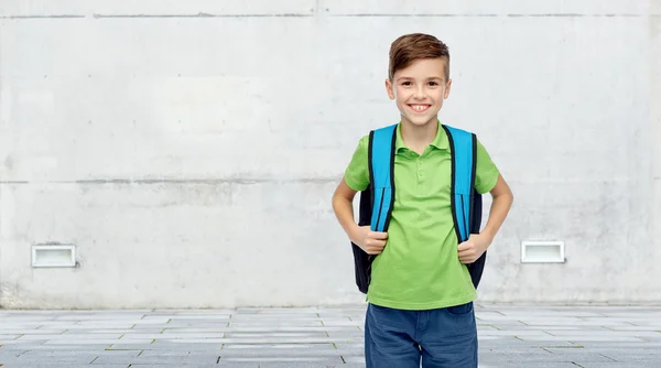 Menino estudante feliz com saco de escola — Fotografia de Stock