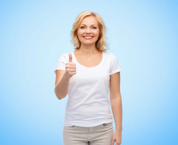 Uśmiechający się kobiety w biały t-shirt wyświetlone kciuki w górę — Zdjęcie stockowe