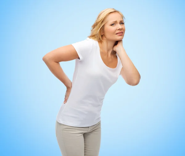 Unglückliche Frau mittleren Alters leidet unter Rückenschmerzen — Stockfoto