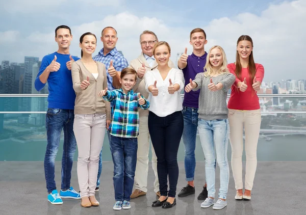 Grupo de personas sonrientes mostrando pulgares hacia arriba — Foto de Stock