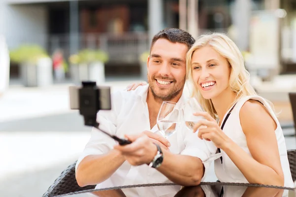 Szczęśliwa para przy selfie z smartphone w kawiarni — Zdjęcie stockowe