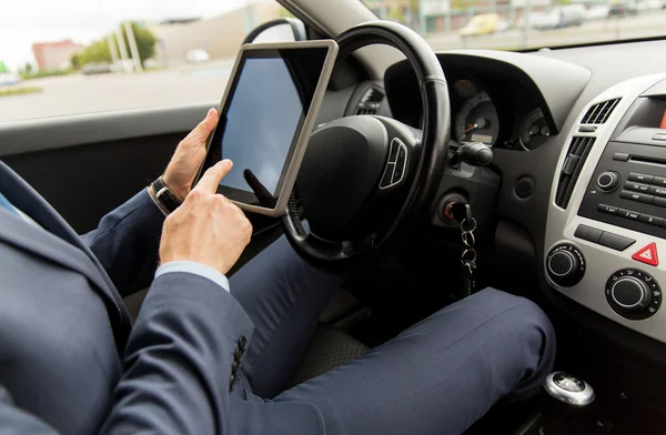 Крупним планом молодий чоловік з планшетним ПК водіння автомобіля — стокове фото