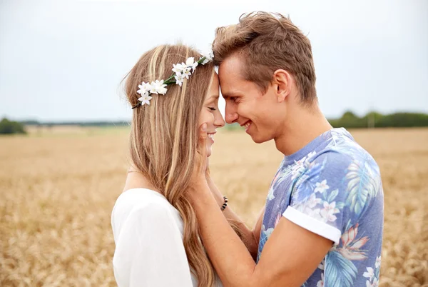 Feliz sorrindo jovem hippie casal ao ar livre — Fotografia de Stock