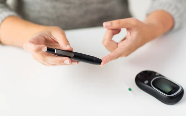 Gros plan de la femme faisant un test sanguin par glucomètre — Photo