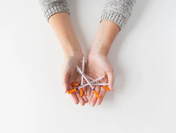 Primo piano delle mani della donna che tengono le siringhe — Foto Stock