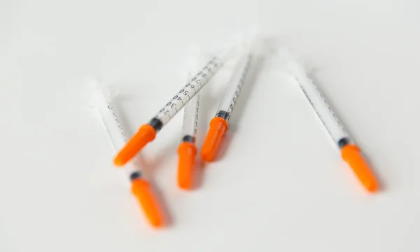 Gros plan des seringues à insuline sur la table — Photo