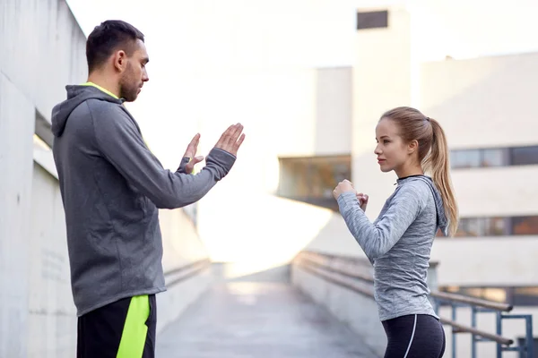 Femme avec coach travailler grève à l'extérieur — Photo