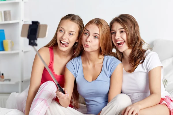 Meninas adolescentes com smartphone levando selfie em casa — Fotografia de Stock