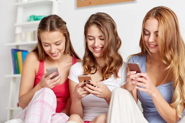 Vrienden of tiener meisjes met smartphone thuis — Stockfoto