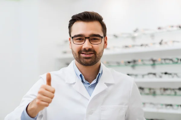 Hombre con gafas y pulgares en la tienda de óptica — Foto de Stock