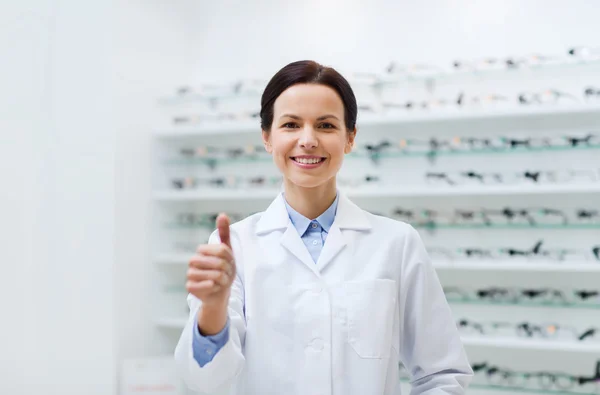 Frau mit Brille und Daumen hoch im Optikgeschäft — Stockfoto