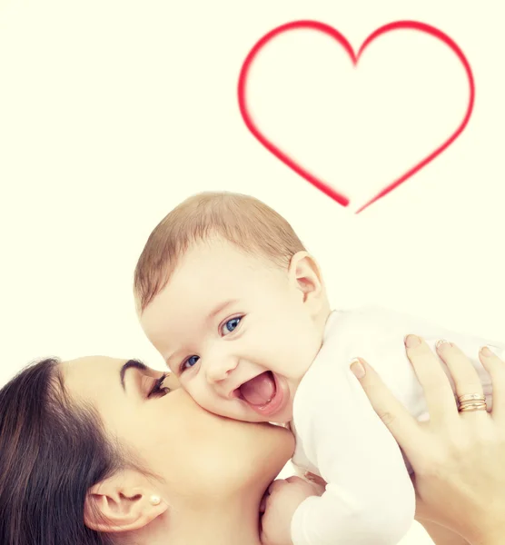 Riendo bebé jugando con la madre — Foto de Stock