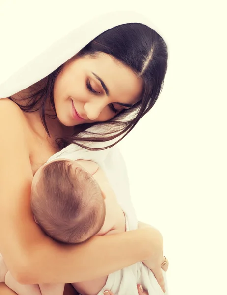 Boldog anya imádnivaló babával — Stock Fotó