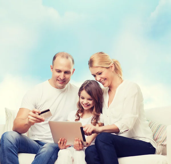 Happy family with tablet pc and credit card — Stock Photo, Image