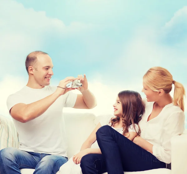 Família feliz com câmera em casa — Fotografia de Stock