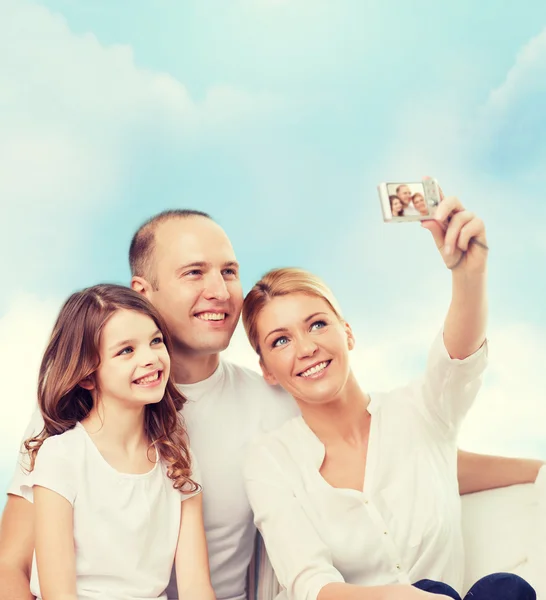 Famiglia felice con macchina fotografica a casa — Foto Stock