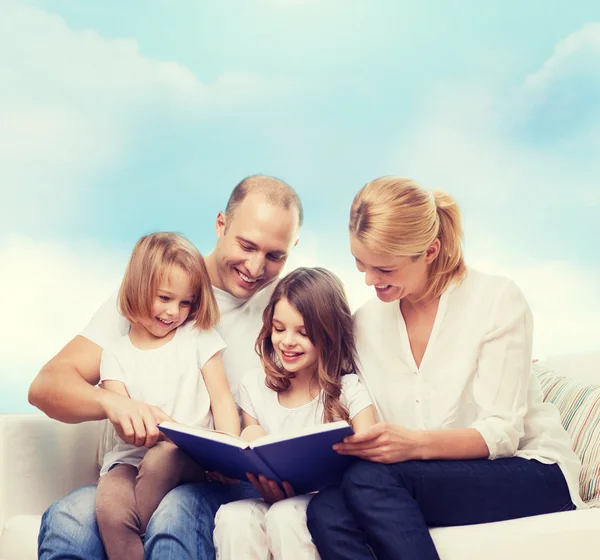 집에서 책으로 행복 한 가족 — 스톡 사진