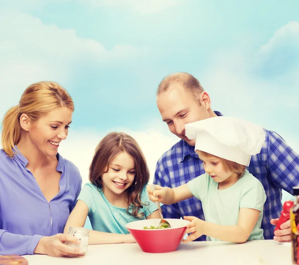 Iki çocuk, evde yemek ile mutlu bir aile — Stok fotoğraf