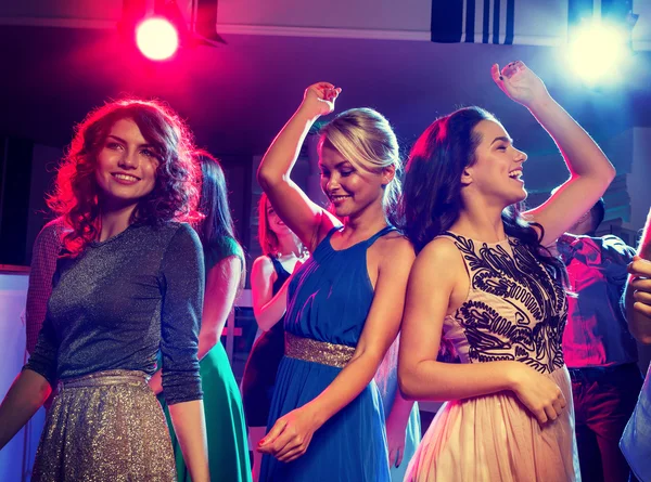 Lachende vrienden dansen in de club — Stockfoto