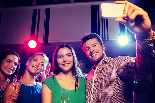 Friends with glasses and smartphone in club — Stock Photo, Image